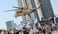Un hélicoptère militaire israélien se prépare à atterrir alors qu'il transporte un otage israélien libéré à l'hôpital Beilinson du centre médical Rabin à Petah Tikva, dans le centre d'Israël, le 13 octobre 2025 ( AFP / GIL COHEN-MAGEN )