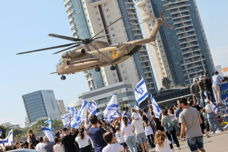 Un hélicoptère militaire israélien se prépare à atterrir alors qu'il transporte un otage israélien libéré à l'hôpital Beilinson du centre médical Rabin à Petah Tikva, dans le centre d'Israël, le 13 octobre 2025 ( AFP / GIL COHEN-MAGEN )