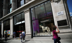 BURBERRY: LE CHIFFRE D'AFFAIRES RENOUE AVEC LE NIVEAU PRÉ-PANDÉMIE AU PREMIER SEMESTRE