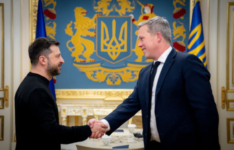 Le président ukrainien Volodimir Zelensky accueille le secrétaire de l'armée américaine Daniel Driscoll à Kyiv