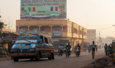Vue générale d'une rue de Bamako, le 1er novembre 2024, avec un panneau sur lequel on peut lire : « Le général Assimi est au Mali ce que le général de Gaulle était à la France ». ( AFP / - )