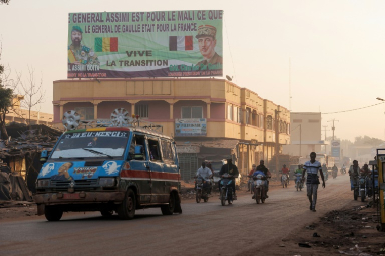 Vue générale d'une rue de Bamako, le 1er novembre 2024, avec un panneau sur lequel on peut lire : « Le général Assimi est au Mali ce que le général de Gaulle était à la France ». ( AFP / - )