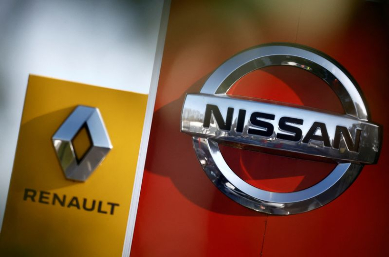 Les logos des constructeurs automobiles Nissan et Renault à Saint-Nazaire, France