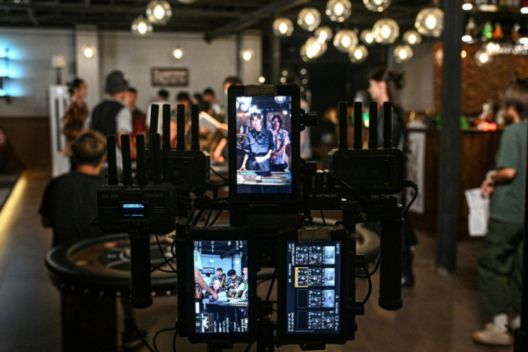 Les écrans de contrôle lors du tournage d'une mini-série dans un studio spécialisé à Shanghai, le 10 octobre 2025 ( AFP / Jade GAO )