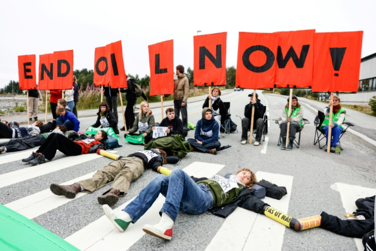Des militants du groupe Extinction Rebellion participent à une manifestation à la raffinerie de pétrole d'Equinor à Mongstad, au nord de Bergen, en Norvège, le 18 août 2025 ( NTB / Paul S. Amundsen )