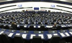 Des membres du Parlement européen assistent à une cérémonie pour célébrer le 10e anniversaire de la monnaie commune