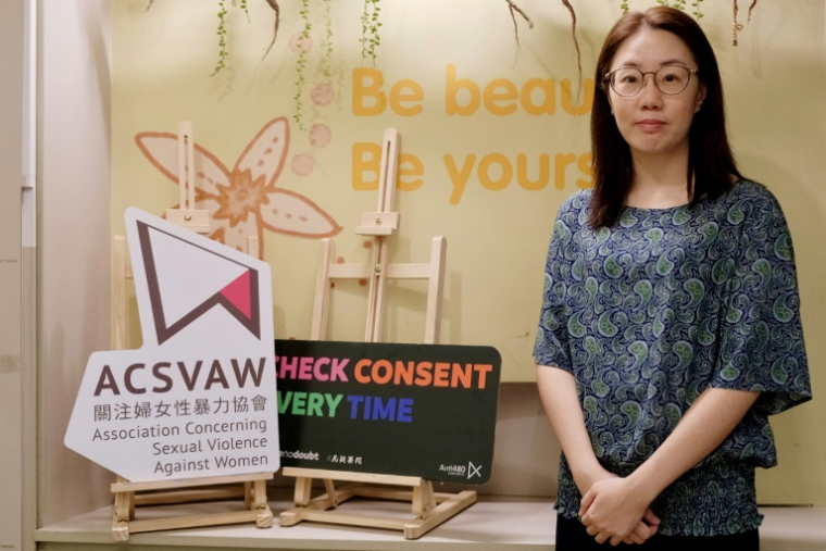 Doris Chong, responsable de l'ONG Association Concerning Sexual Violence Against Women, pose le 22 juillet 2025 à Hong Kong ( AFP / Tommy WANG )