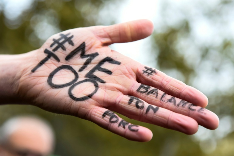 Les messages "#Me too" et "#Balancetonporc" sur la main d'une manifestante à Paris, le 29 octobre 2017 ( AFP / BERTRAND GUAY )