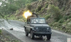 Image tirée d'une vidéo publiée par le centre médiatique d'Ansarullah le 7 octobre 2026 montrant un combattant houthi tirant avec une mitrailleuse montée sur un camion lors d'une progression contre les troupes du gouvernement yéménite dans la région de Taëz, selon les médias houthis ( ANSARULLAH MEDIA CENTRE / Handout )
