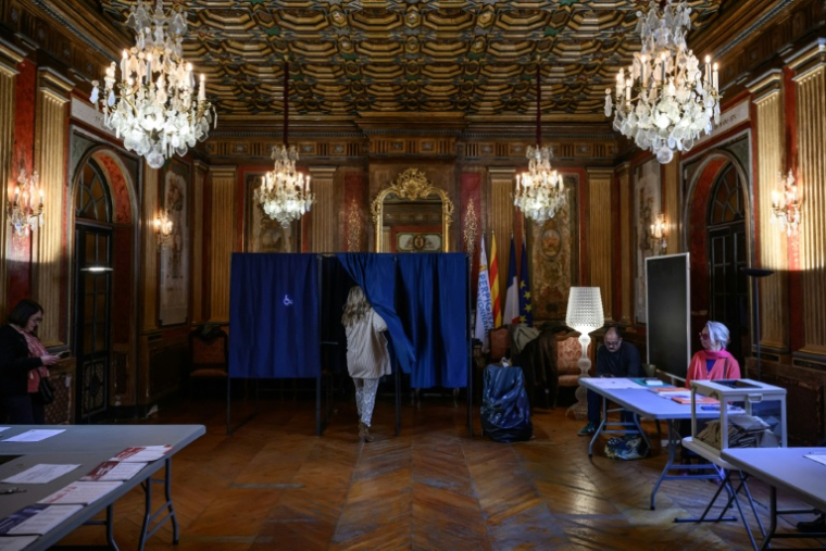 Des électeurs votent à la mairie de Perpignan au premier tour des élections municipales, le 15 mars 2026  ( AFP / Ed JONES )