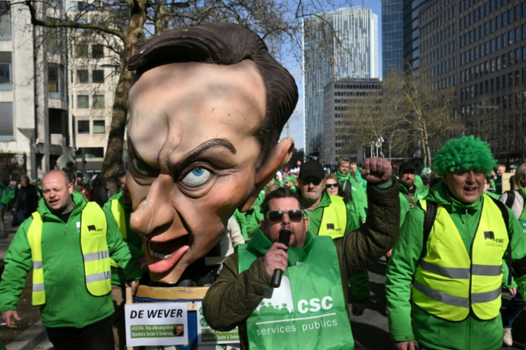 Des manifestants s'opposant à la politique du gouvernement de Bart De Wever, à Bruxelles, le 12 mars 2026 ( AFP / Nicolas TUCAT )