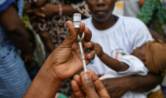 Une infirmière prépare une dose de vaccin contre le paludisme lors du lancement de la campagne de vaccination des jeunes enfants à Abidjan, le 15 juillet 2024 en Côte d'ivoire ( AFP / Sia KAMBOU )