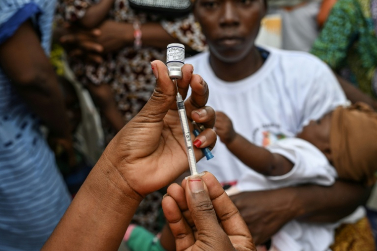 Une infirmière prépare une dose de vaccin contre le paludisme lors du lancement de la campagne de vaccination des jeunes enfants à Abidjan, le 15 juillet 2024 en Côte d'ivoire ( AFP / Sia KAMBOU )