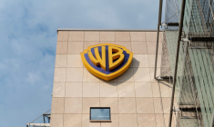 Le logo Warner sur un des sites du groupe en Pologne. (Crédits: Adobe Stock)