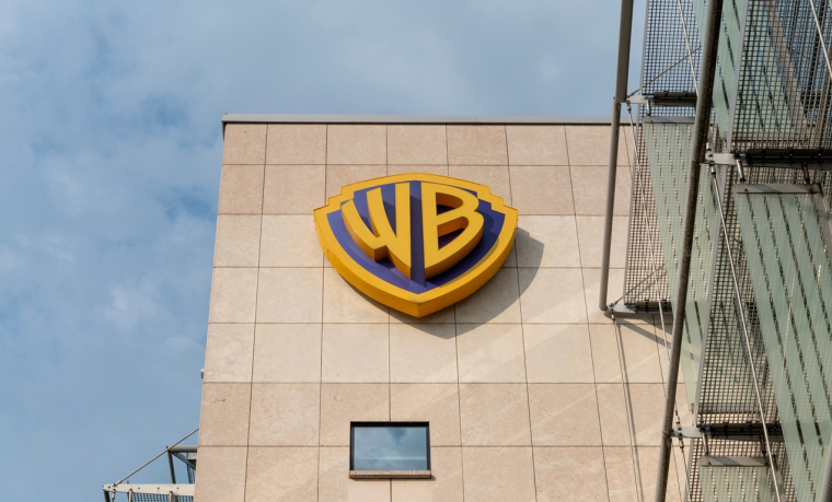 Le logo Warner sur un des sites du groupe en Pologne. (Crédits: Adobe Stock)