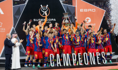 Les joueurs du Barça laissent un revenant soulever le trophée