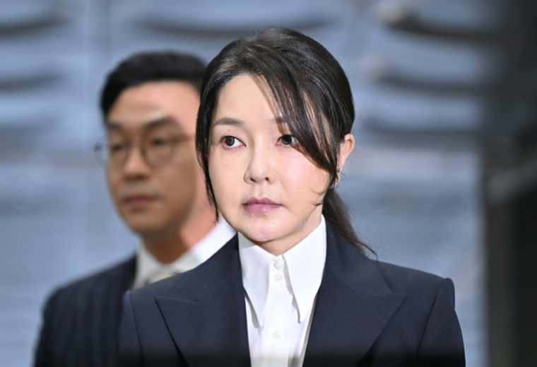 L'ancienne Première dame de Corée du Sud, Kim Keon Hee, arrive au tribunal pour assister à une audience visant à réviser son mandat d'arrêt, le 12 août 2025 à Séoul ( POOL / JUNG YEON-JE )