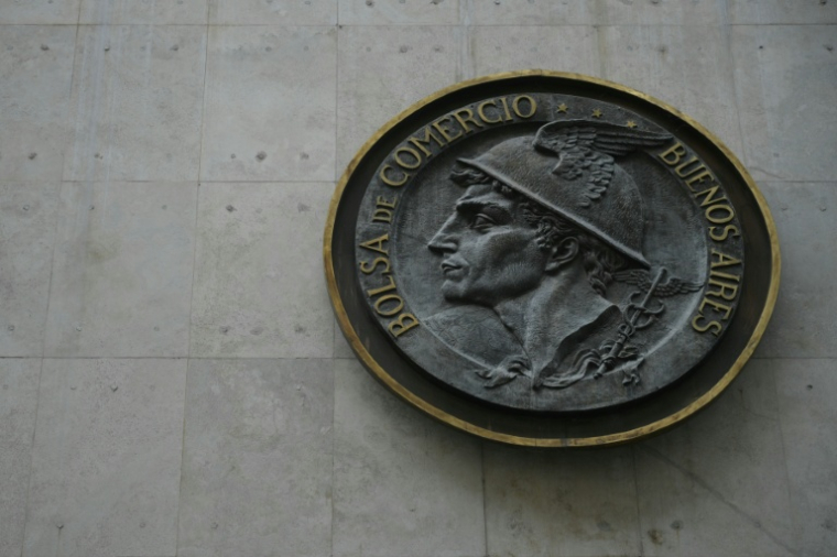 Un détail de la façade du bâtiment de la Bourse de Buenos Aires. Photo prise le 7 avril 2025 ( AFP / JUAN MABROMATA )