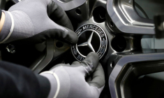 DAIMLER PÂTIT DES RÈGLES ANTI-POLLUTION, LE TITRE PLONGE