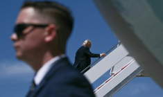 Le président américain Donald Trump embarque à bord d'Air Force One à destination de Pékin, le 12 mai 2026 ( AFP / Brendan SMIALOWSKI )
