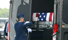 La porte se referme sur le fourgon transportant les dépouilles du premier lieutenant Tyler James Feehan, 25 ans, d’Ewa Beach, Hawaii, et du sergent Michael Emmanuel Swinton, 30 ans, lors d’une cérémonie solennelle de transfert des militaires américains tués au Moyen-Orient, sur la base aérienne de Dover, dans le Delaware, le 22 juillet 2026US Air Force Master Sgt. Jennifer Godsey shuts the door on a transfer van carrying the remains of 1st Lt. Tyler James Feehan, 25, of Ewa Beach, Hawaii, and Sgt. Michael Emmanuel Swinton, 30, of Fayetteville, North Carolina, during a dignified transfer solemn event for US service members killed during operations in the Middle East, at Dover Air Force Base in Dover, Delaware, on July 22, 2026. ( AFP / SAUL LOEB )