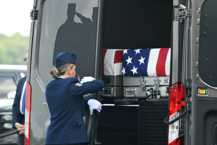 Cérémonie en hommage à deux militaires américains tués durant des opérations au Moyen-Orient, sur la base aérienne de Dover, dans le Delaware, le 22 juillet 2026 ( AFP / SAUL LOEB )