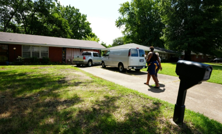 Les membres de Black Clergy Collaborative font du porte à porte dans le quartier de Whitehaven, à Memphis, pour sensibiliser au vote avant les élections de mi-mandat, le 1er août 2026 ( AFP / Archana THIYAGARAJAN )