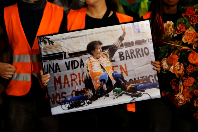 Des manifestants rassemblés pour rendre hommage à la retraitée Maricarmen Abascal, expulsée de son logement et décédée la veille, le 8 septembre 2026 à Madrid ( AFP / Oscar DEL POZO )