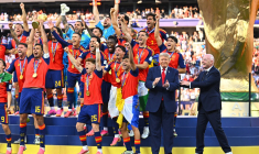19 July 2026, United States, East Rutherford: Soccer, Men, 2026 World Cup, Final, Spain vs. Argentina, New York-New Jersey Stadium in East Rutherford; Rodri (Spain) (left) celebrates with the World Cup trophy during the award ceremony. On the right, U.S. President Donald Trump and FIFA President Gianni Infantino join in the celebration. PLEASE NOTE: In accordance with FIFA regulations, these images may be used exclusively for editorial purposes. Commercial use is prohibited. Furthermore, no video-like sequences may be created, and no alterations may be made to the image, either in the foreground or the background. Photo: Tom Weller/dpa  - Photo by Icon Sport