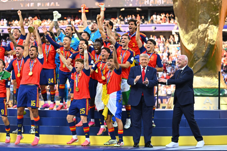 19 July 2026, United States, East Rutherford: Soccer, Men, 2026 World Cup, Final, Spain vs. Argentina, New York-New Jersey Stadium in East Rutherford; Rodri (Spain) (left) celebrates with the World Cup trophy during the award ceremony. On the right, U.S. President Donald Trump and FIFA President Gianni Infantino join in the celebration. PLEASE NOTE: In accordance with FIFA regulations, these images may be used exclusively for editorial purposes. Commercial use is prohibited. Furthermore, no video-like sequences may be created, and no alterations may be made to the image, either in the foreground or the background. Photo: Tom Weller/dpa  - Photo by Icon Sport