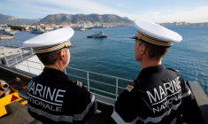 Des marins de la marine française se tiennent sur le pont alors que le porte-avions Charles de Gaulle quitte la base navale de Toulon, en France