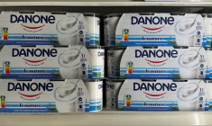 Le logo du groupe alimentaire français Danone est visible sur des produits exposés dans un supermarché à Paris