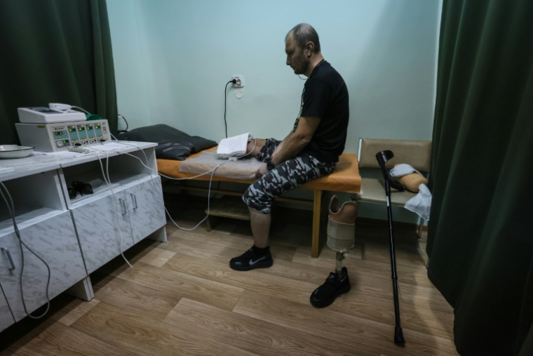 Le vétéran russe "Ded", amputé d'une jambe après avoir marché sur une mine dans la région de Koursk, suit une rééducation au centre de thérapie réparatrice pour vétérans de Rouza, près de Moscou, le 14 mars 2025 ( AFP / STRINGER )