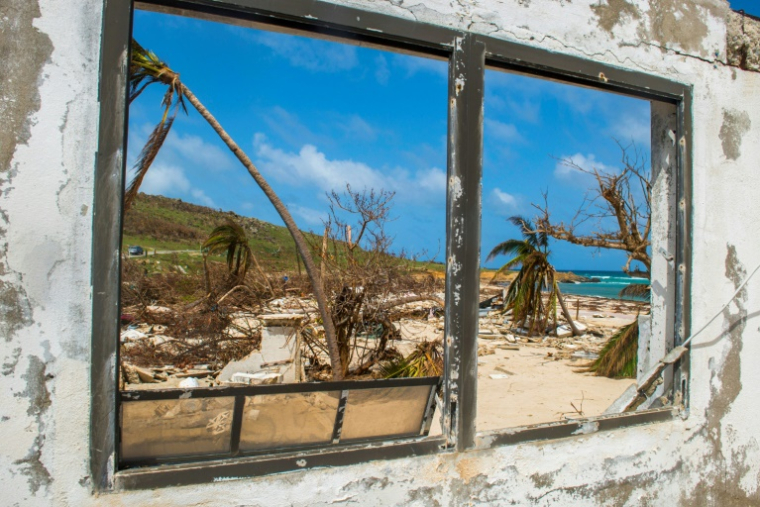 Des débris recouvrent une plage de l'île de Saint-Martin trois semaines après le passage de la tempête Irma, le 27 septembre 2017 ( AFP / Helene Valenzuela )