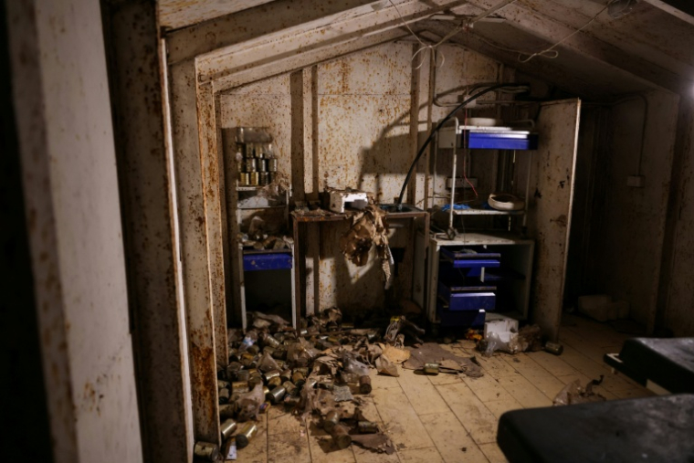 Une pièce dans un tunnel abandonné, supposément utilisé par le Hezbollah, au fond d'une vallée à Zebqine, lors d'une visite de presse organisée par l'armée libanaise, le 28 novembre 2025 dans le sud du Liban ( AFP / ANWAR AMRO )