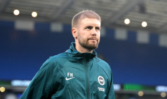 Un entraîneur convoité par Manchester United dément les rumeurs