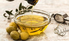 Le litre d'huile d'olive coûte 18 euros en moyenne en France actuellement. (illustration) (Stevepb / Pixabay)