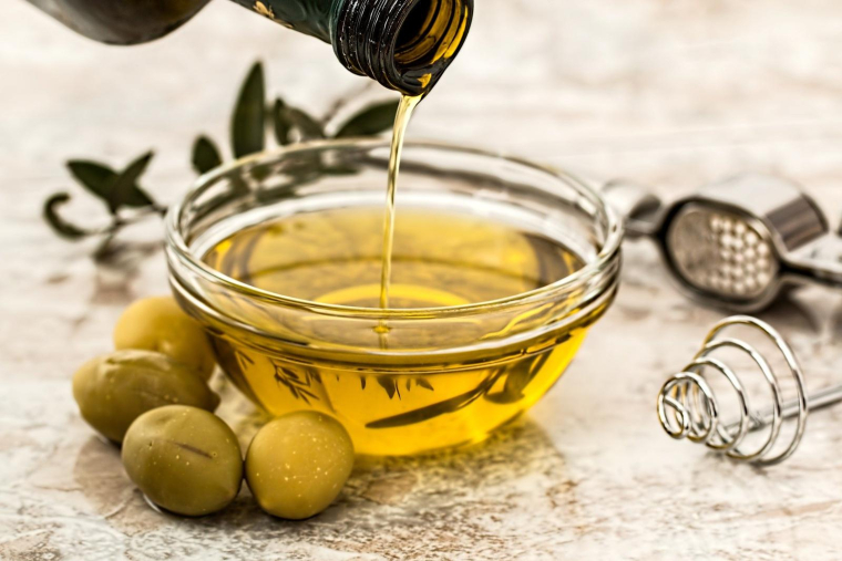 Le litre d'huile d'olive coûte 18 euros en moyenne en France actuellement. (illustration) (Stevepb / Pixabay)