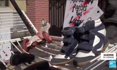 Guerre en Ukraine : devant le consulat de Lviv, les ukrainiens dénoncent les pillages de l'armée russe