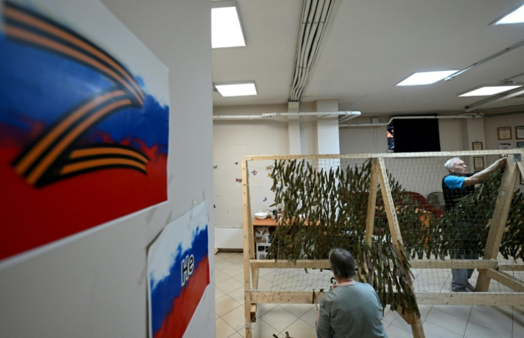 Des bénévoles fabriquent des filets de camouflage pour les soldats engagés dans l'offensive russe en Ukraine, le 20 avril 2026 à Pskov? en Russie (  / Olga MALTSEVA )