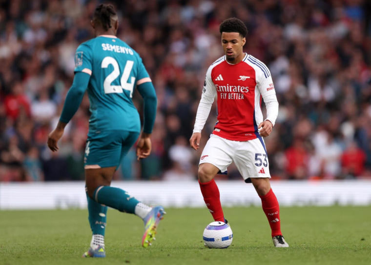 Ethan Nwaneri signe un CDI à Arsenal