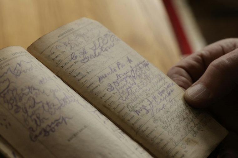 Un carnet de William DeLyle Frisbee, exposé au domicile de son arrière-petit-fils, Bill McFarland, à Jenison, le 31 mars 2026 dans le Michigan ( AFP / JEFF KOWALSKY )