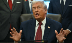 Le président américain Donald Trump s'exprime devant la presse lors d'un événement dans le Bureau ovale de la Maison Blanche, à Washington, le 3 décembre 2025 ( AFP / ANDREW CABALLERO-REYNOLDS )