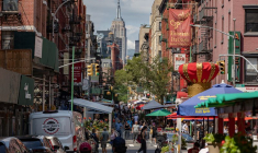 Des gens marchent dans une rue bordée de restaurants dans le quartier de Little Italy à Manhattan