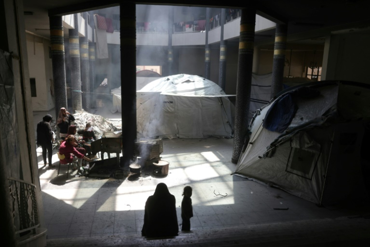 Des déplacés palestiniens sont installés dans une tente à l'intérieur du campus fortement endommagé de l'Université islamique à Gaza-ville, le 16 avril 2025 ( AFP / BASHAR TALEB )