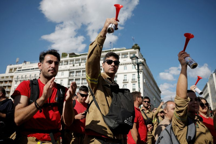 Les pompiers saisonniers grecs manifestent à Athènes pour réclamer des emplois permanents