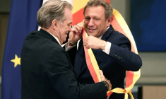 Renaud Muselier remet l’écharpe présidentielle à François de Canson à la suite de l’élection de ce dernier en tant que nouveau président de la région Provence-Alpes-Côte d’Azur, à Marseille, le 12 octobre 2026 ( AFP / Thibaud MORITZ )