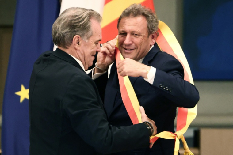Renaud Muselier remet l’écharpe présidentielle à François de Canson à la suite de l’élection de ce dernier en tant que nouveau président de la région Provence-Alpes-Côte d’Azur, à Marseille, le 12 octobre 2026 ( AFP / Thibaud MORITZ )