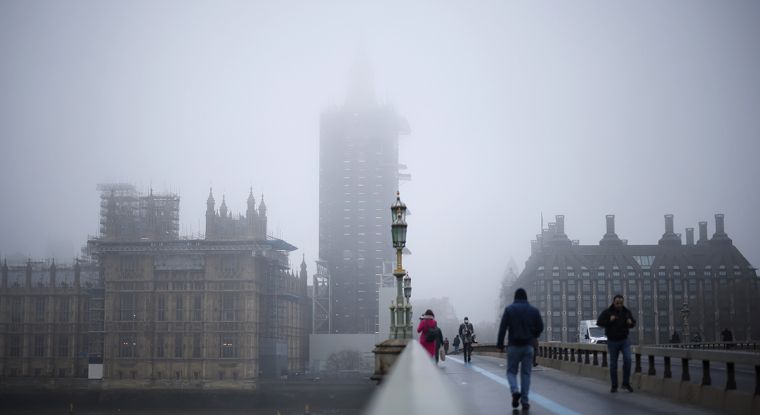 Malgré le bon démarrage de la campagne de vaccination, Boris Johnson a dû se résoudre à reconfiner la population alors qu'une variante plus contagieuse du virus se propage dans le pays. (© T.Akmen / AFP)
