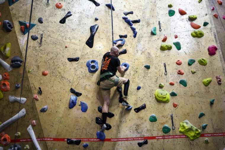 L'ex-combattant ukrainien Oleg Khmylevskyiï, portant une prothèse de jambe, s'entraîne dans une salle d'escalade à Kiev, le 26 février 2026 ( AFP / HENRY NICHOLLS )